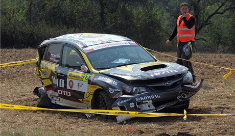 Vz Subaru Impreza posádky Václava Kopáka a Tomáe Singera ve 13. z plánovaných patnácti erzet v zatáce vyletl z trati a skonil mezi fanouky