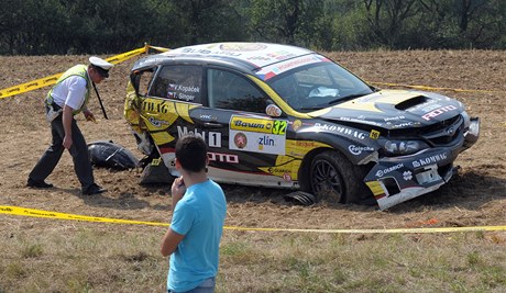 Vz Subaru Impreza posádky Václava Kopáka a Tomáe Singera ve 13. z plánovaných patnácti erzet v zatáce vyletl z trati a skonil mezi fanouky