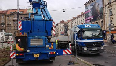 Instalace betonovch kvtin v Ndran ulici u autobusovho ndra Na Knec.