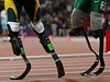 Protézy slavného handicapovaného bce Oscara Pistoriuse (vlevo) a Brazilce Alana Oliveiry na paralympiád