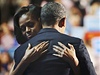 Obama po projevu objímal manelku