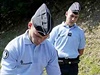 Francouzt policist zablokovali silnici, kde bylo auto s mrtvmi nalezeno