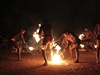 V noci Jaulapiti rozdlávají ohe kvli rituálnímu tanci píbuzných.