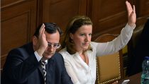 Hlasování o daňovém balíčku ve sněmovně - Petr Nečas a Karolína Peake | na serveru Lidovky.cz | aktuální zprávy