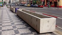 Betonové květináče v Nádražní ulici na pražském Smíchově. | na serveru Lidovky.cz | aktuální zprávy