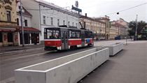 Betonové květináče v Nádražní ulici na pražském Smíchově. | na serveru Lidovky.cz | aktuální zprávy
