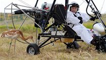 Pilot deltaplánu v bílém odění, napodobujícím vzhled dospělého jeřába, v roli | na serveru Lidovky.cz | aktuální zprávy