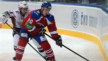 Utkání KHL Lev Praha - Dinamo Riga, Petr Vrána z týmu Lev Praha (vpravo) a Arvids Rekis z Dinama Riga | na serveru Lidovky.cz | aktuální zprávy