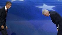 Bill Clinton se Obamovi na pódiu poklonil. | na serveru Lidovky.cz | aktuální zprávy