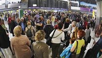 Cestující na frankfurtském letišti čekají na své lety. | na serveru Lidovky.cz | aktuální zprávy