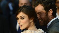 Keira Knightley a Jude Law na premiée