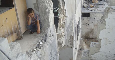 Chlapec v dom, který poniily Asadovy jednotky 