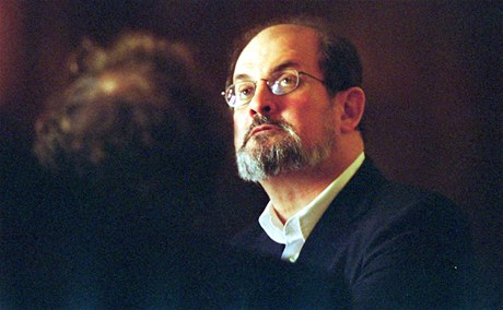 Salman Rushdie na návtv Prahy v roce 2001