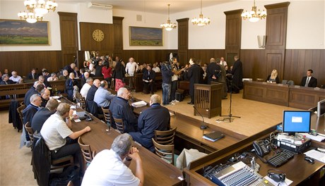 U Krajského soudu v eských Budjovicích 10. záí zaalo projednávání pípadu 52 lidí, kteí podle obaloby manipulovali se zakázkami na ministerstvu obrany.