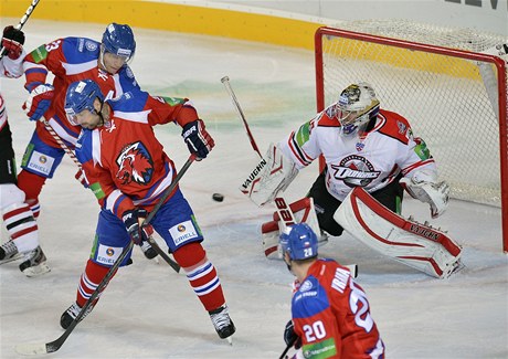 Utkání KHL: Lev Praha - Donck. Zleva Lubo Barteko, Jakub Klepi a Petr Vrána z HC Lev Praha a branká Erik Ersberg z Doncku