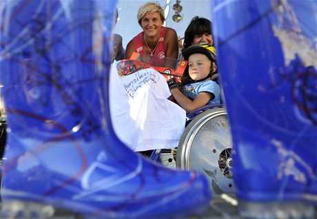 Barbora potáková a estiletý vozíká Honzík ermák pi charitativním setkání na Staromstském námstí v Praze