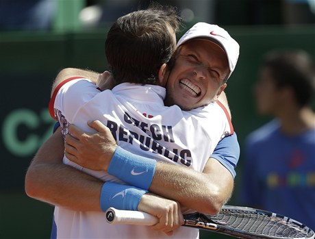 etí tenisté Radek tpánek a Tomá Berdych slaví postup do finále Davis Cupu