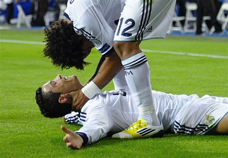 Fotbalisté Realu Madrid Cristiano Ronaldo (dole) a Marcelo slaví gól  