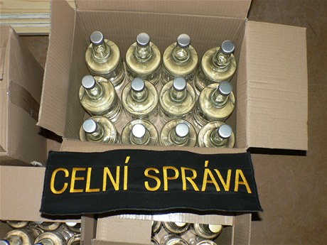 Olomoutí celníci objevili pi kontrolách v jedné z provozoven v Olomouci 113 lahví lihovin bez kolku.