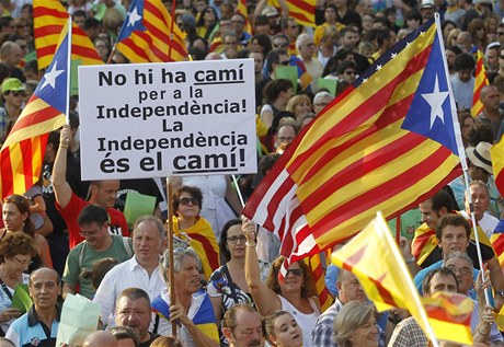 Pod heslem "Katalánsko, nový stát v Evrop" pochodovaly dnes ulicemi Barcelony a dva miliony lidí za nezávislost tohoto regionu ve východní ásti panlska. 