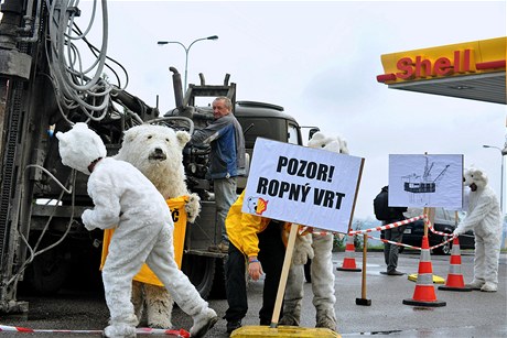 'Zachrate Arktidu,' vyzývali aktivisté Greenpeace na protestní akce na benzince Shell.