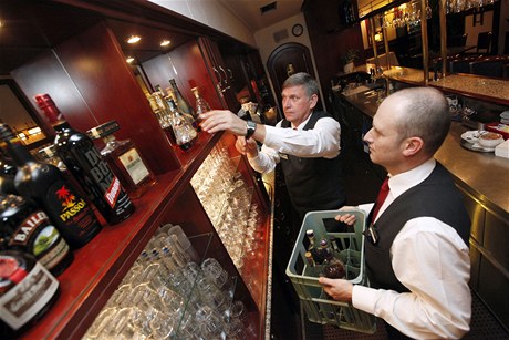 íníci v brnnském Hotelu Grand uklízejí lahve s alkoholem