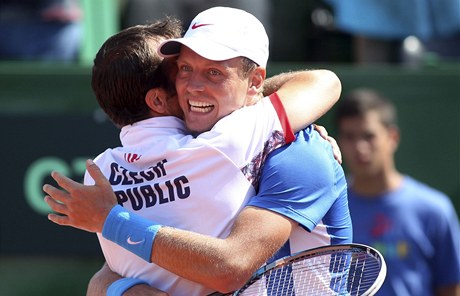 Tomá Berdych (vpravo) a Radek tpánek slaví postup do finále