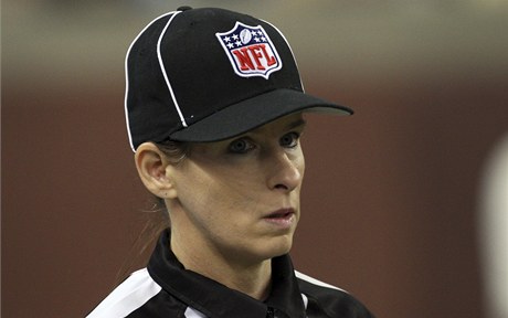 Shannon Eastinová je první enskou rozhodí v NFL.