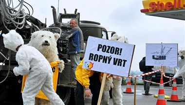 'Zachrate Arktidu,' vyzvali aktivist Greenpeace na protestn akce na benzince Shell.