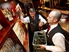 íníci v brnnském Hotelu Grand uklízejí lahve s alkoholem
