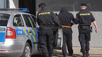 Policisté vedou k soudu muže, kterého 17. září zlínští kriminalisté obvinili v kauze pančovaného alkoholu. | na serveru Lidovky.cz | aktuální zprávy
