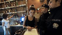 Policisté dohlížejí na dodržování zákazu prodeje tvrdého alkoholu v restauračních zařízeních. | na serveru Lidovky.cz | aktuální zprávy