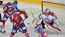 Utkání KHL: Lev Praha - Doněck. Zleva Luboš Bartečko, Jakub Klepiš a Petr Vrána z HC Lev Praha a brankář Erik Ersberg z Doněcku | na serveru Lidovky.cz | aktuální zprávy