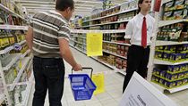 Slovensko v reakci na sérii otrav metanolem v Česku zakázalo s platností od sedmnácté hodiny 18. září dovoz a prodej lihovin z ČR. Návštěvník jednoho z hypermarketů v Bratislavě nahlíží do zakázané zóny hlídané ochrankou. | na serveru Lidovky.cz | aktuální zprávy