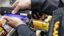 Pomocí ultrafialového záření policie kontroluje kolky. | na serveru Lidovky.cz | aktuální zprávy
