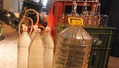 Policie objevila v garái nedaleko sídlit Jiní Svahy ve Zlín skladit s asi 500 lahvemi podezelého alkoholu. 