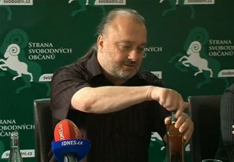 Prezidentský kandidát Ladislav Jakl otevírá láhev whisky