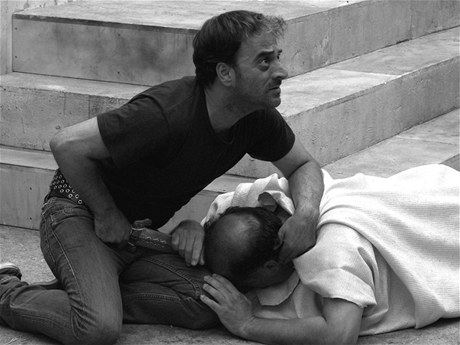 Zabíjí poprvé? Brutus (Salvatore Striano) a Caesar (Cosimo Rega) v podání tkých zloinc. Striano byl omilostnn a stal se z nj herec. 