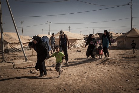 Uprchlíci ze Sýrie, kteí práv pijeli do uprchlického tábora.