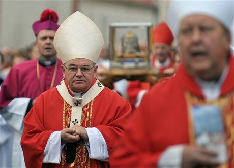 Národní svatováclavská pou a bohosluba ke svátku sv. Václava 28. záí ve Staré Boleslavi. Vpedu je kardinál Dominik Duka. 