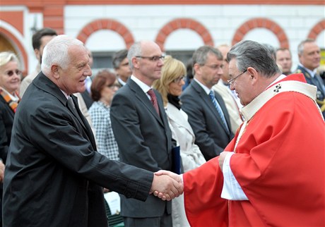 Kardinál Dominik Duka se zdraví s prezidentem Václavem Klausem. 