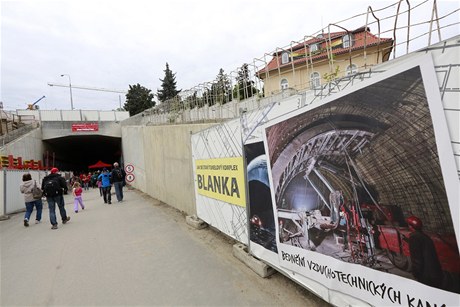Kolem stavby tunelového komplexu se objevila ada spekulací.