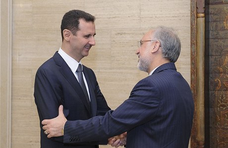 Syrský prezident Baár Asad se vítá s íránským ministrem zahranií Alím Akbarem Salehím.