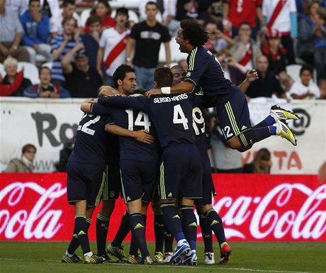 Fotbalista Realu Madrid Marcelo skáe na radující se spoluhráe