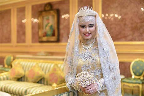 Princezna Hajah Hafizah Sururul Bolkiahová mla aty s kiály a vyívané zlatem