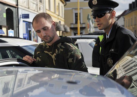 Mladíka zadrela policie.