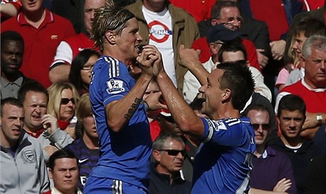 Fernando Torres (vlevo) a John Terry oslavují branku