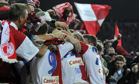 Hrái Slavie oslavují s fanouky vítzství nad Spartou