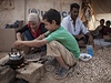 Iman a Ahmad pipravují aj pro svou rodinu, která ije v uprchlickém táboe.