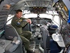 Pilotní kabia letadla AWACS na letiti v Monov